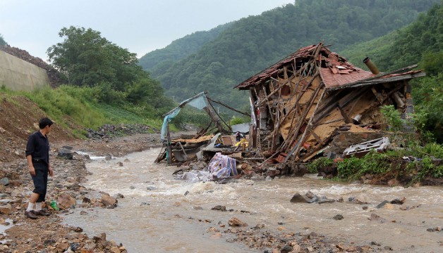 Nhà cửa đổ nát trong trận lũ tại Triều Tiên năm 2010 (Ảnh: AFP)