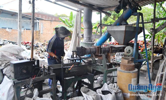 Hoạt động làm nóng chảy nhựa phế liệu tại cơ sở Hưng Minh - Vĩnh Thạnh rất sơ sài và không có giải pháp ngăn phát tán mùi hôi ra môi trường xung quanh.