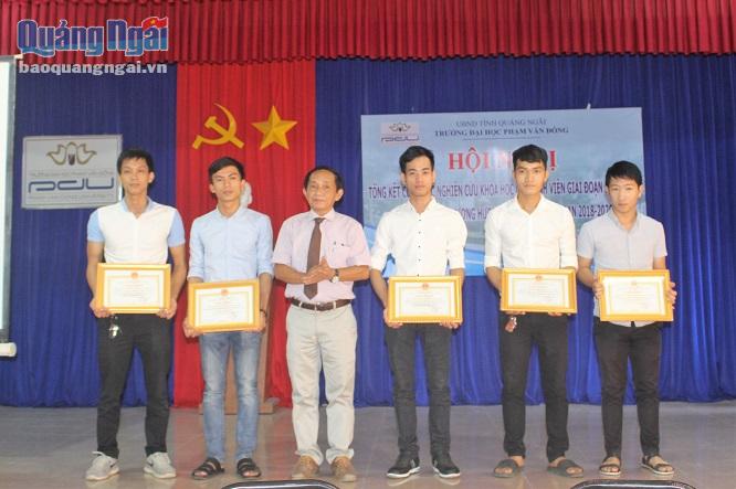 Hiệu trường trường ĐH Phạm Văn Đồng trao giấy khen cho các sinh viên nghiên cứu khoa học đã đạt giải trong các hội thi.