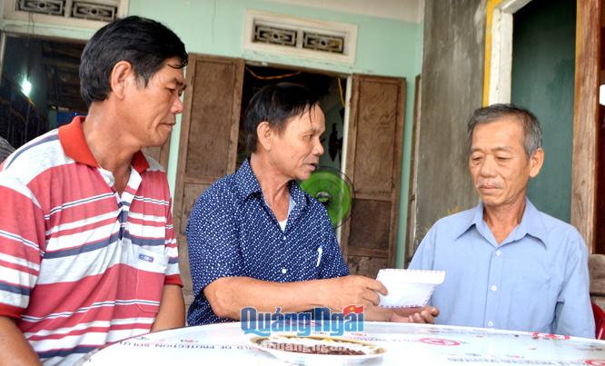 Đại diện Hội CCB xã Bình Thuận thăm, tặng quà cho ông Vương Hồng Khanh (bìa phải) ở thôn Tuyết Diêm 2.