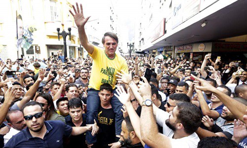 Ông Bolsonaro được người ủng hộ vây quanh trước khi bị tấn công. Ảnh: AP