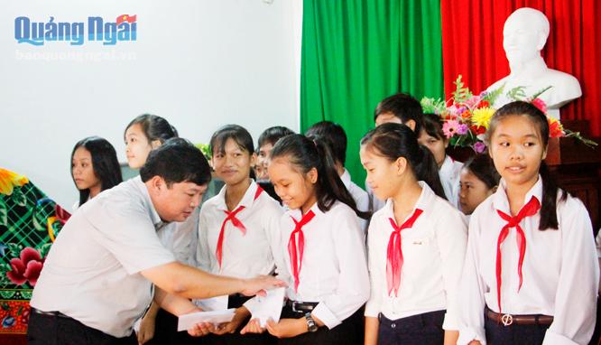  Lãnh đạo Quỹ Bảo trợ trẻ em tỉnh trao quà của Phó Chủ tịch nước Đặng Thị Ngọc Thịnh cho học sinh Lý Sơn.                                                                                                                                                                        ẢNH: THANH NHỊ