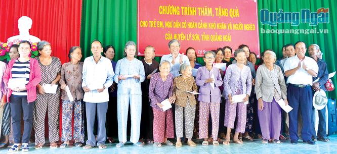 Ủy ban MTTQ Việt Nam tỉnh tặng quà cho người nghèo huyện Lý Sơn.