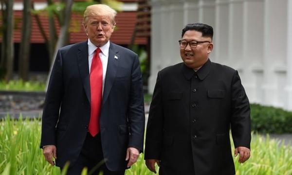  Tổng thống Mỹ Trump (trái) và lãnh đạo Triều Tiên Kim Jong-un tại Singapore hồi tháng 6. Ảnh: Reuters.