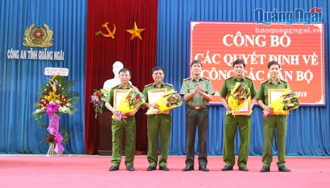     Thừa ủy quyền của Bộ trưởng Bộ Công an, Đại tá Nguyễn Thanh Trang- Giám đốc Công an tỉnh trao các quyết định điều động Phó Giám đốc Công an tỉnh Quảng Ngãi