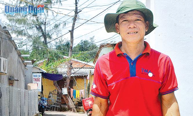 Bí thư Chi bộ thôn Tuyết Diêm 1, xã Bình Thuận (Bình Sơn) Lê Quang Văn, thường xuyên sâu sát cơ sở,  tìm hiểu cuộc sống của người dân trong thôn.