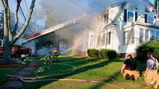  Lực lượng cứu hỏa chữa cháy một căn nhà ở thị trấn North Andover. Ảnh: AP