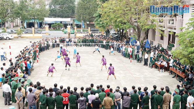 Thi đấu bóng chuyền do Bộ CHQS tỉnh tổ chức.