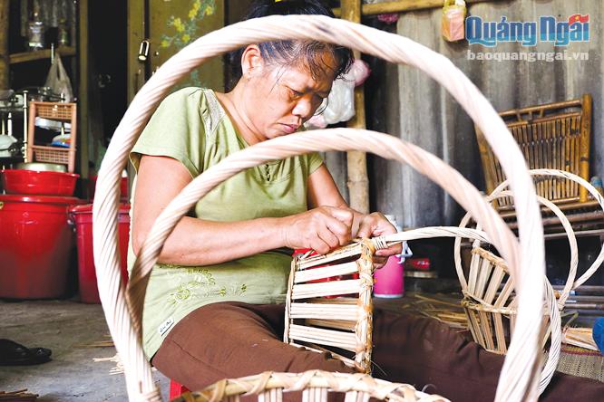 Vợ chồng bà Nguyễn Thị Báu (55 tuổi) mang nghề mây, tre đan từ làng nghề mây tre đan Phú Nghĩa, huyện Chương Mỹ (Hà Nội) vào Quảng Ngãi lập nghiệp được 16 năm nay.