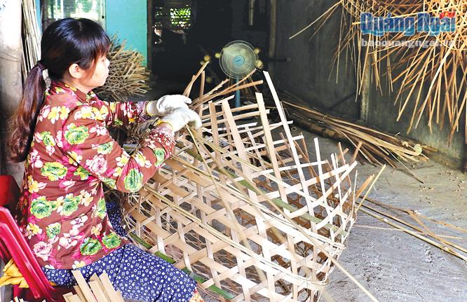 Tại cơ sở của ông Thuận có từ 4-5 nhân công, chuyên đan thủ công giỏ tre. Mỗi ngày, cơ sở này làm ra hơn 20 chiếc giỏ tre. Cứ 2 ngày xuất hàng/lần, giá thành mỗi chiếc giỏ dao động từ 50 - 80 nghìn đồng.