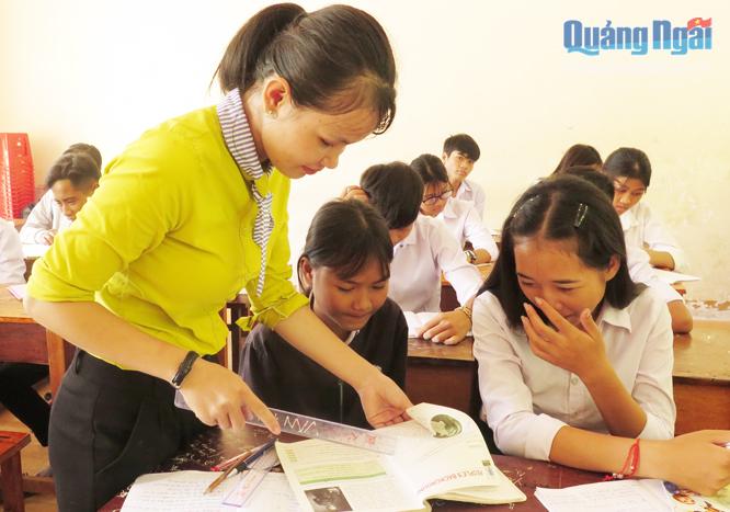 Giáo viên Trường THPT Đinh Tiên Hoàng tận tình truyền dạy kiến thức cho học sinh.