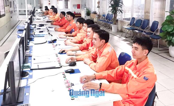  Công nhân vận hành Nhà máy phát điện Dung Quất (Công ty CP thép Hòa Phát Dung Quất).