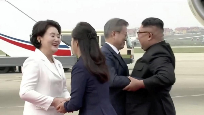 Không chỉ là cái bắt tay lịch sử giữa thủ đô Bình Nhưỡng, hai nhà lãnh đạo Triều Tiên và Hàn Quốc còn ôm chặt nhau một cách đầy thân thiết trong lễ đón chính thức tại sân bay - Ảnh: KBS/Reuters TV