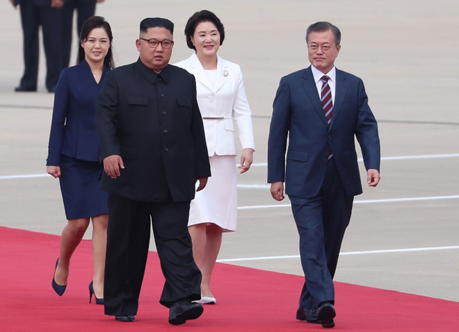 Nhà lãnh đạo Kim Jong Un đã bất ngờ ra tận sân bay để đón Tổng thống Moon Jae In. Ảnh: AFP.