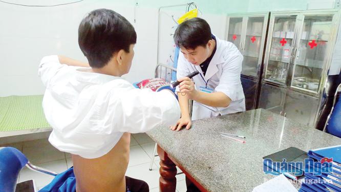  Bác sĩ Hồ Viết Duẫn, một trong những bác sĩ thuộc diện thu hút, khám bệnh cho bệnh nhân nghiện ma túy.