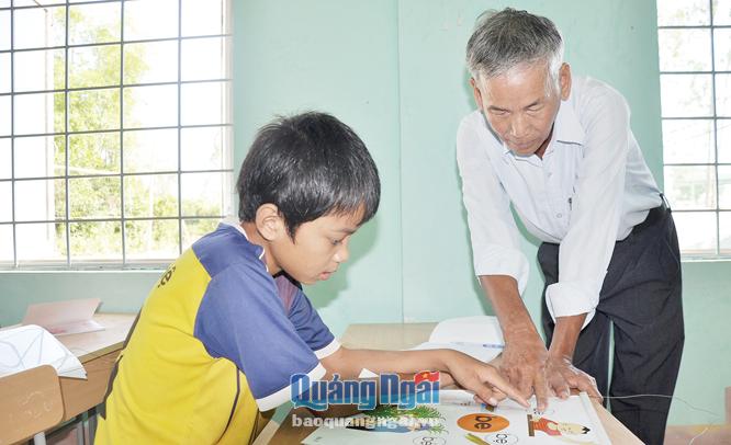 Lớp học dành cho trẻ khuyết tật ở Tịnh Thọ (Sơn Tịnh) do ông Từ Tân My và một số thầy giáo nghỉ hưu thành lập.                                                                                    ẢNH: TL