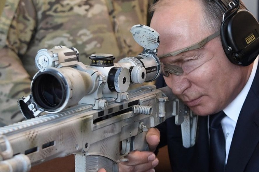 Ông Vladimir Putin trổ tài thiện xạ. Ảnh: AFP.