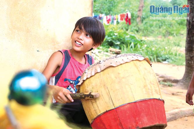  Tham gia múa lân đã hai mùa Trung thu, tay trống nhí Huỳnh Anh Vũ (10 tuổi) đã quen với việc đánh trống múa lân.