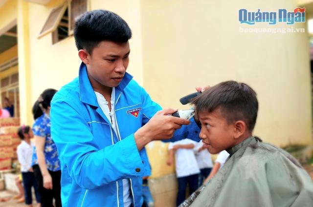 4.	Các bạn ĐVTN của huyện Sơn Hà tổ chức hớt tóc miễn phí cho các em nhỏ ở xã Sơn Kỳ