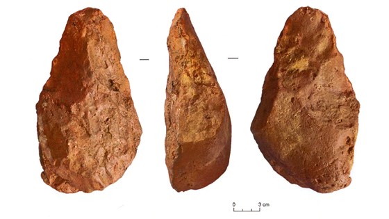 Rìu tay tìm thấy ở Rộc Tưng khai khai quật ở vùng thung lũng An Khê, Gia Lai. Ảnh: Cổng thông tin điện tử tỉnh Gia Lai