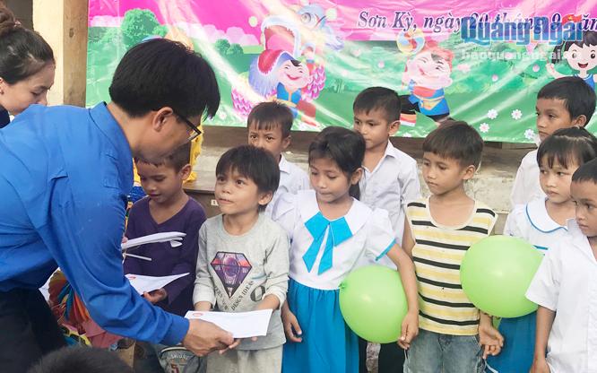 Các em nhỏ ở điểm trường Làng Dọc, xã Sơn Kỳ (Sơn Hà) nhận quà tết Trung thu từ đoàn thiện nguyện.