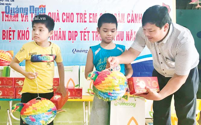  Quỹ Bảo trợ trẻ em tỉnh tặng quà Trung thu cho trẻ em khuyết tật trên địa bàn tỉnh.