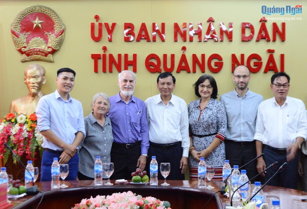Đại diện Tổ chức MCC chụp hình lưu niệm cùng lãnh đạo tỉnh Quảng Ngãi.