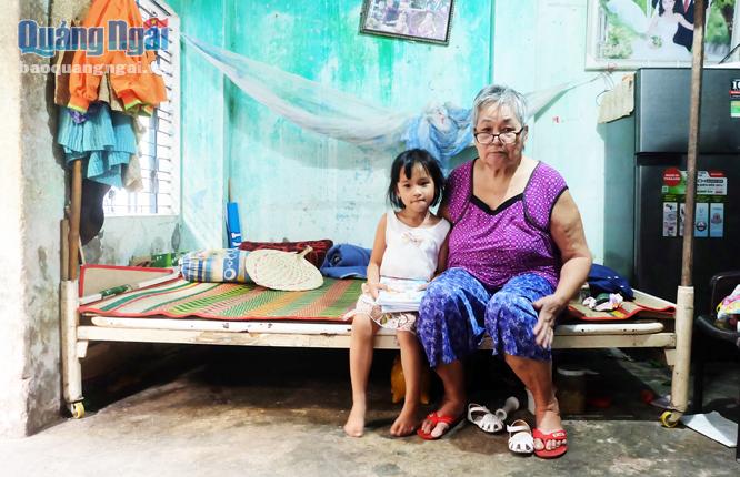 Hai bà cháu Vy trong căn nhà cũ kỹ, ẩm thấp nằm sâu trong con hẻm số 84 Phan Đình Phùng.