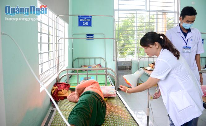 Bác sĩ Trình Thị Minh Định đang điều trị cho bệnh nhân tại Khoa đông y.