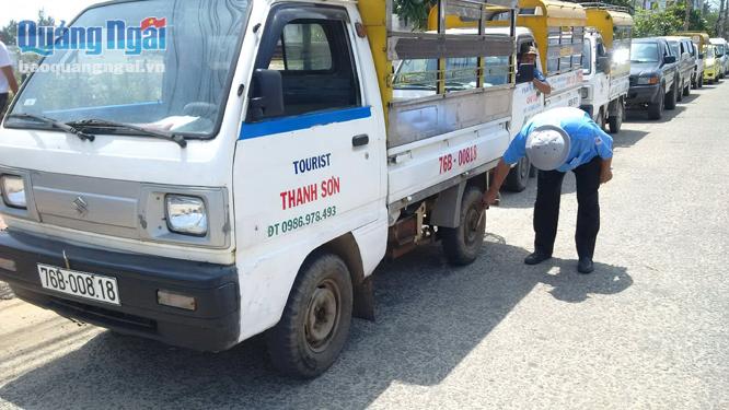 Cán bộ Trung tâm Đăng kiểm xe cơ giới Quảng Ngãi khám phương tiện để thực hiện thủ tục cấp phép lưu hành cho phương tiện cơ giới  trên đảo lý Sơn.
