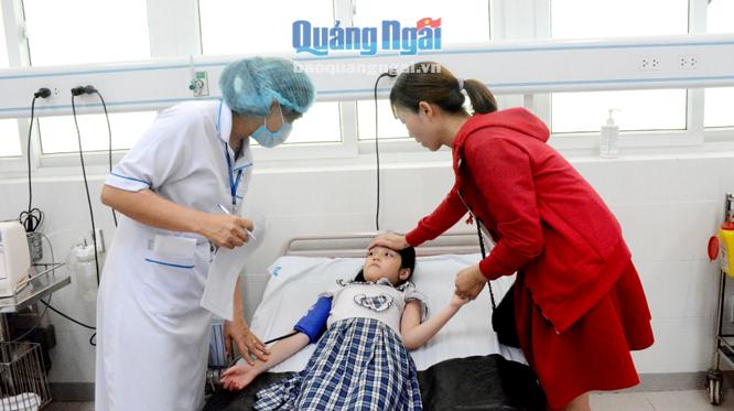 Bệnh viện Sản - Nhi Quảng Ngãi tỉnh chăm sóc sức khỏe cho học sinh Trường Tiểu học Trần Phú (TP.Quảng Ngãi) theo chế độ BHYT .