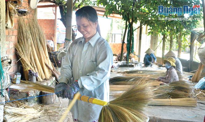 Cơ sở sản xuất chổi đót của gia đình chị Phạm Thị Điệp, ở thôn Minh Xuân, xã Long Mai (Minh Long) tạo việc làm cho nhiều hội viên.