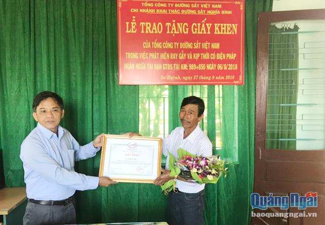 Đại diện Tổng Công ty Đường sắt Việt Nam đã trao tặng giấy khen tới anh Nguyễn Ngọ.