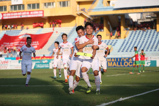 Bùi Tiến Dũng ghi bàn giúp Viettel đánh bại Bình Phước 2-0, giành vé thăng hạng V-League