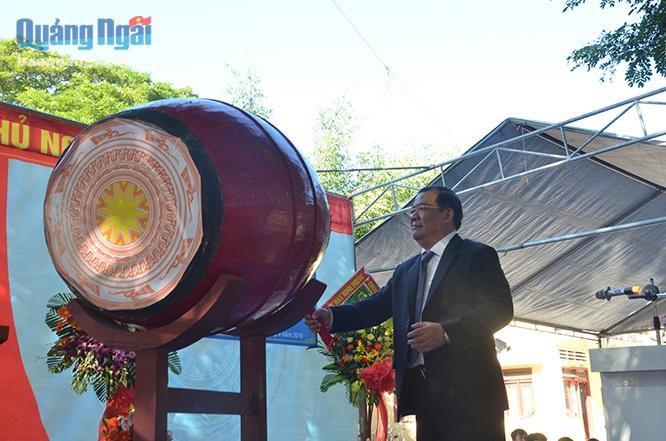 Phó chủ tịch Thường trực UBND Nguyễn Tăng Bính đến dự và đánh trống khai giảng năm học mới.