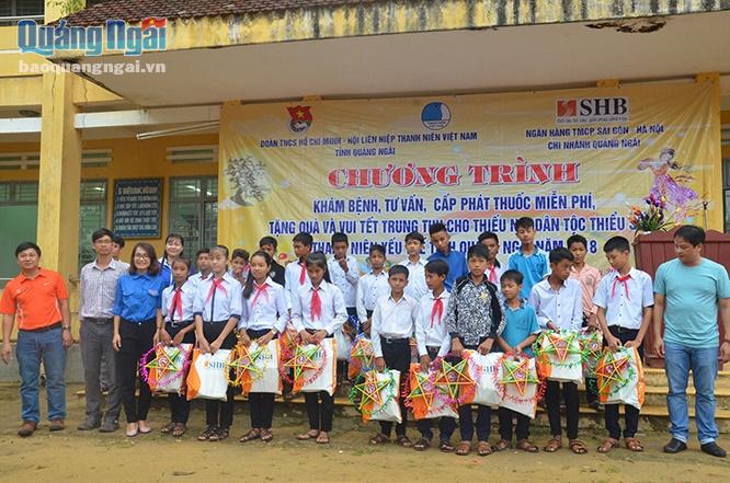dip này, chi nhánh ngân hàng SHB Quảng Ngãi đã tặng 341suất quà Trung thu cho toàn thể các em học sinh trường Tiểu học và THCS Ba Bích