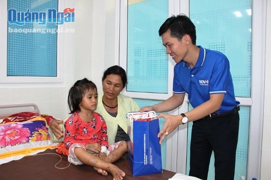 Tuổi trẻ BIDV Dung Quất trực tiếp thăm hỏi và trao quà cho các bệnh nhi.