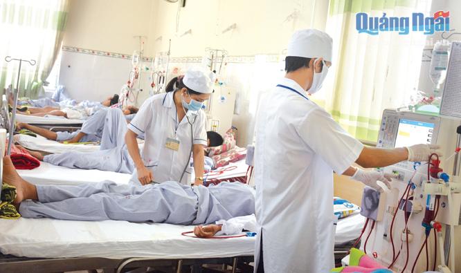  Chăm sóc bệnh nhân chạy thận tại Trung tâm y tế huyện Tư Nghĩa.