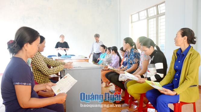 Cán bộ dân số huyện Bình Sơn tuyên truyền chính sách dân số cho người dân xã Bình Thạnh.