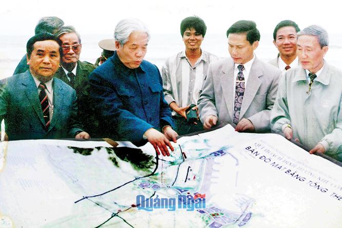  Tổng Bí thư Đỗ Mười xem bản đồ Quy hoạch định hướng KCN Dung Quất trong chuyến thị sát.
