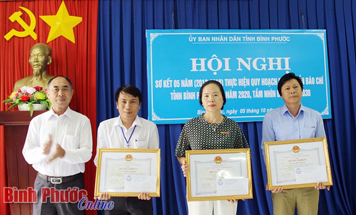 Các cá nhân có thành tích xuất sắc trong việc triển khai thực hiện quy hoạch phát triển báo chí tỉnh Bình Phước giai đoạn 2013 - 2018. Ảnh: baobinhphuoc.com.vn