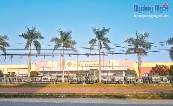 Trung tâm thương mại Việt Trung sau nhiều năm kinh doanh không hiệu quả, gây lãng phí quỹ đất. Theo Cục Thuế tỉnh, đến ngày 30.9.2018, Công ty TNHH Sản xuất - Dịch vụ - Thương mại Việt Trung còn 