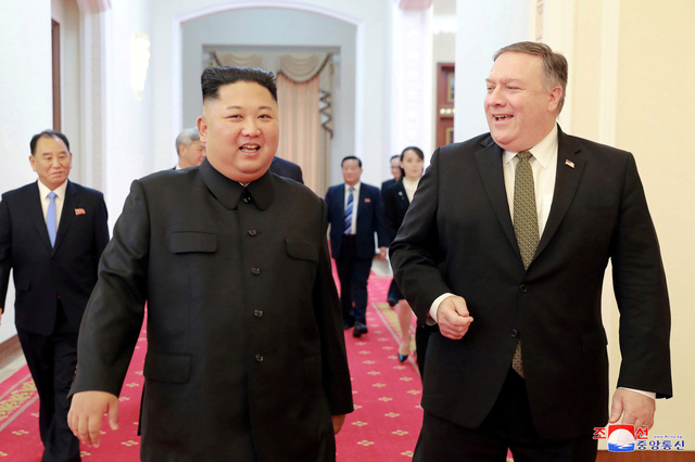 Nhà lãnh đạo Kim Jong-un đón Ngoại trưởng Mỹ Mike Pompeo tại Bình Nhưỡng ngày 7/10 (Ảnh: Reuters)