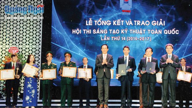 Doanh nhân Võ Thành Đàng (ngoài cùng bên trái) nhận giải thưởng tại Hội thi Sáng tạo kỹ thuật toàn quốc lần thứ 14.
