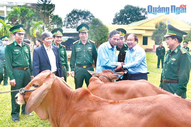 Phó Bí thư Thường trực Tỉnh ủy Nguyễn Thanh Quang dự buổi tặng bò giống của BĐBP cho các hộ nghèo ven biển.        Ảnh: Văn Tánh