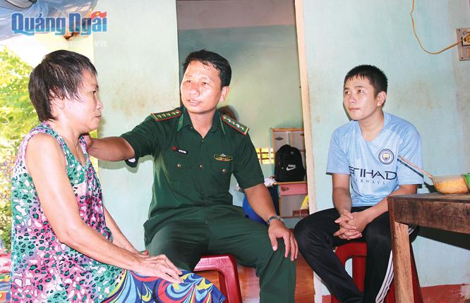 Đại úy Cao Tấn Vương thường xuyên thăm hỏi, chăm sóc gia đình để em Nguyễn Tấn Thành (ngoài cùng, bên phải) vượt qua khó khăn để viết tiếp ước mơ trên giảng đường đại học.