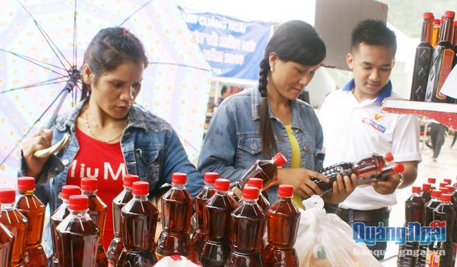 Phiên chợ hàng Việt do Sở Công thương phối hợp tổ chức tại huyện Tây Trà. Ảnh: T.Nhị