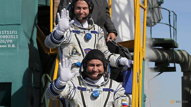  Hai phi hành gia Alexey Ovchinin (Nga) và Nick Hague (Mỹ) vẫy tay chào trước vụ phóng (Ảnh: Reuters)
