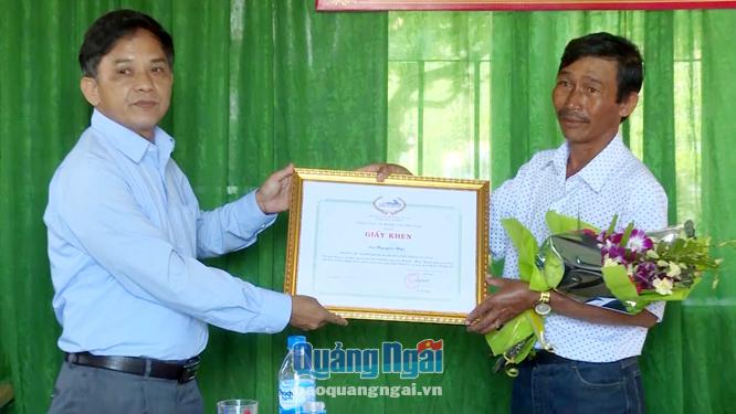 Anh Nguyễn Ngọ (bên phải) nhận giấy khen của Tổng Công ty Đường sắt Việt Nam.
