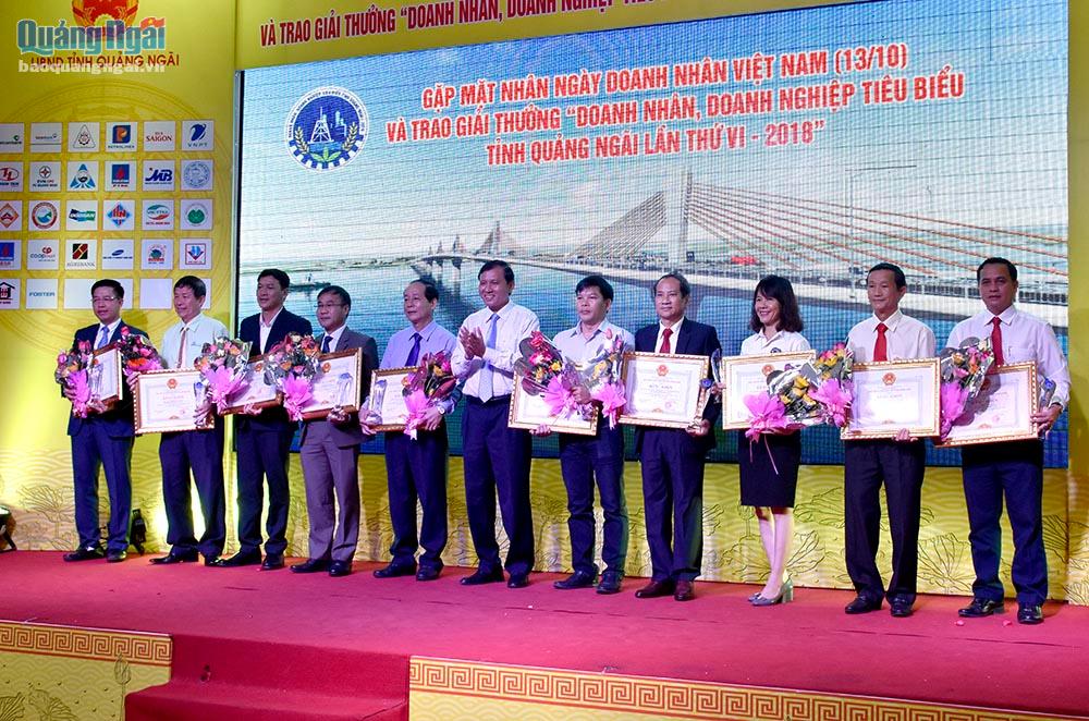 Phó Chủ tịch UBND tỉnh Phạm Trường Thọ khen thưởng cho các doanh nghiệp đạt danh hiệu "đóng góp tích cục vào sự phát tiển KT-XH của tỉnh"